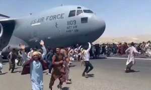 Верная смерть: зацепившегося во время полета за фюзеляж самолета афганца сняли на видео