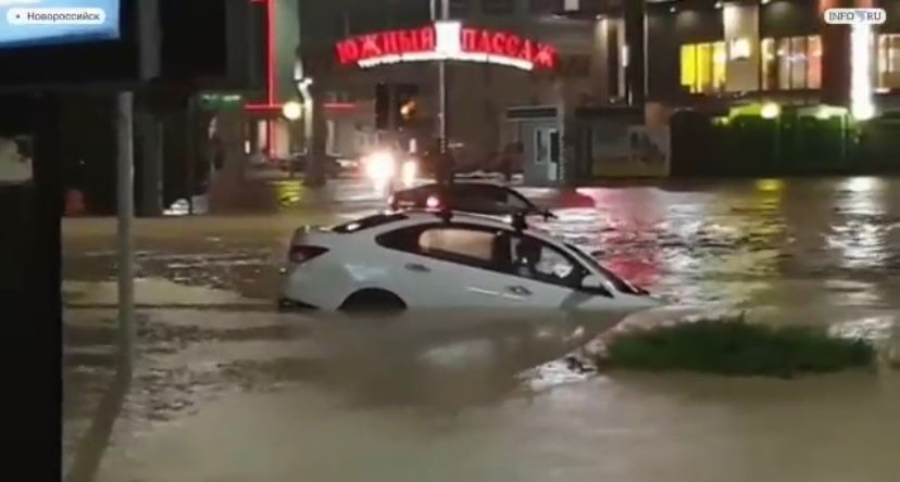 Воющие сирены, утонувшие машины: появилось видео последствий небывалого ливня в Новороссийске 