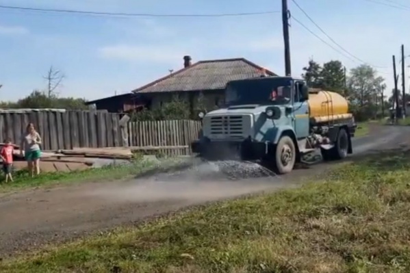 Устроили показуху: в Серове перед приездом губернатора помыли грунтовую дорогу 