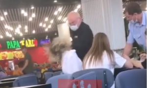 В Челябинске охранник в торговом центре ударил девушку по лицу