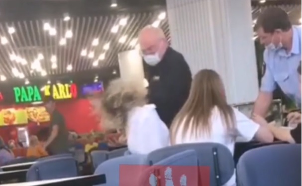 В Челябинске охранник в торговом центре ударил девушку по лицу 
