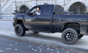 В Вашингтоне мужчина угрожает взорвать автомобиль возле капитолия