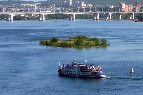 В «путинскую десятку»: сколько стоит собрать ребенка в школу и можно ли уложиться на пособие правительства