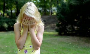 Спасение девушки, пытавшейся броситься с моста, попало на видео