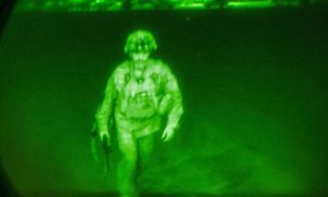 Последний: фото покидающего Афганистан генерала США вызвало бурю возмущения