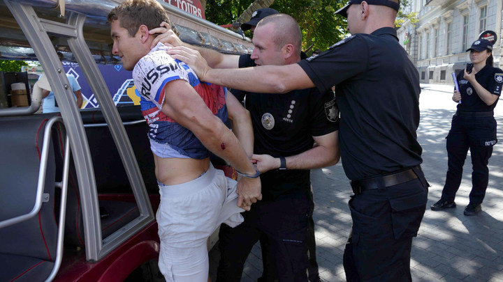 Полиция Одессы жестко скрутила американца за майку с надписью 