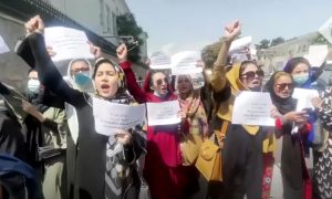Талибы разогнали стрельбой и газом женскую демонстрацию в Кабуле, которую сами разрешили