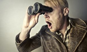 Россиян предупредили о крупном штрафе за подглядывание в чужие окна