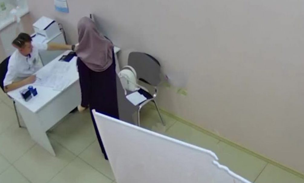 Муж пациентки в хиджабе избил российского врача после осмотра жены