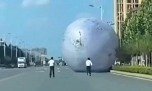 Гигантская Луна прокатилась по улицам китайского города, напугав жителей до полусмерти