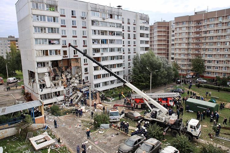 Есть угроза обрушения. Под завалами дома в Ногинске нашли тела двух погибших девушек 