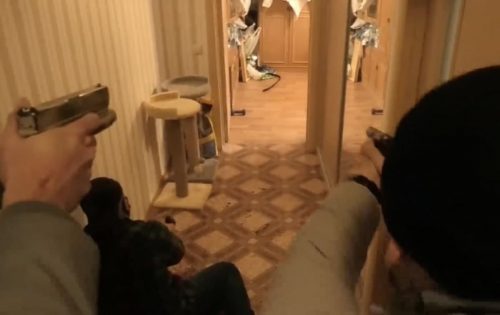 Гибель сотрудника КГБ Белоруссии при штурме квартиры программиста, подозреваемого в терроризме, попала на видео