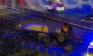 Видео: бетономешалка вылетела с эстакады в Москве и рухнула на шоссе