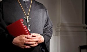 Священника арестовали за растрату пожертвований на наркотики и секс-вечеринки
