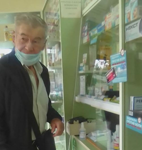 Анатолия Ковалёва и сейчас можно часто встретить в аптеке. Что он там покупает - загадка