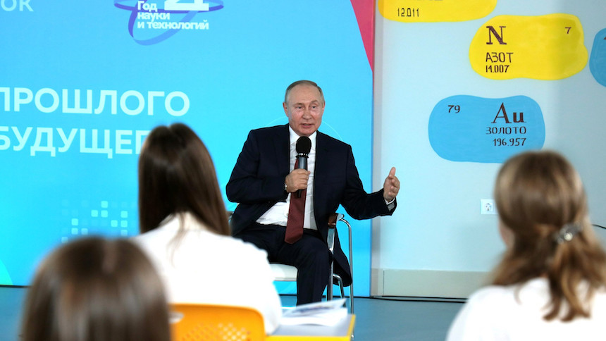 Путин поставил точку в споре чиновников, назвав главный недостаток онлайн-образования 