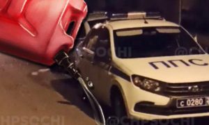 Опубликовано видео дебоша жителя Сочи, который облился бензином и заперся с гранатой