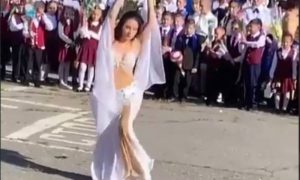«Танец живота» молодой учительницы взбодрил школьную линейку в Хабаровске