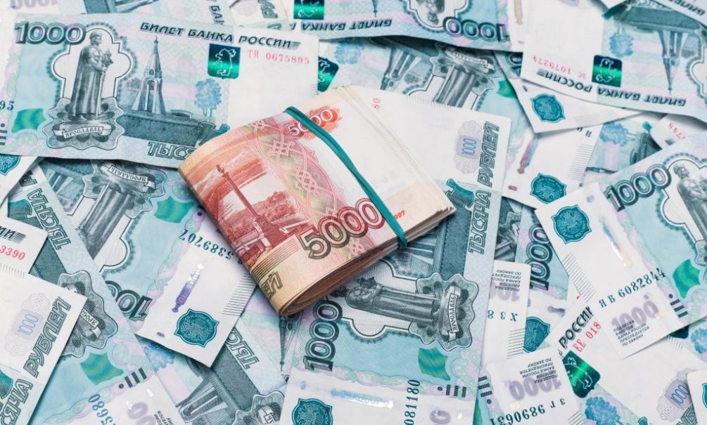 Миллионы россиян стали получать  больше ста тысяч рублей в месяц 