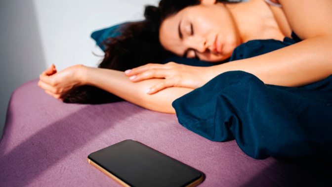 Невролог рассказала, почему нельзя спать рядом со смартфоном