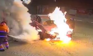 Видео: автозаправщик в Самаре остановил пожар под капотом до прибытия пожарных