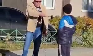 В Екатеринбурге на видео попал мужчина угрожавший молотком ребёнку