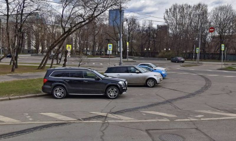 Можно ли парковаться на островке безопасности. Стоянка на островке безопасности. Можно ли парковаться на островке безопасности 2022.