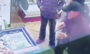 Видео: в Красноярском крае полиция скрутила двух грабителей с игрушечным пистолетом