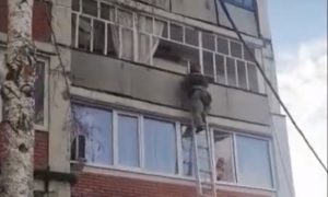 Видео: отряд спецназа штурмом взял квартиру наркодилера в Самарской области