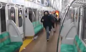 В Токио мужчина ранил ножом 15 пассажиров скоростного метро. Видео