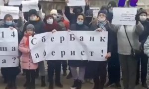 «Отнимает надежду на квартиры»: обманутые дольщики Красноярска вышли на пикет против Сбербанка
