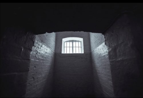 «Били по ногам и по печени»: на пытки в саратовской тюрьме пожаловался заключенный