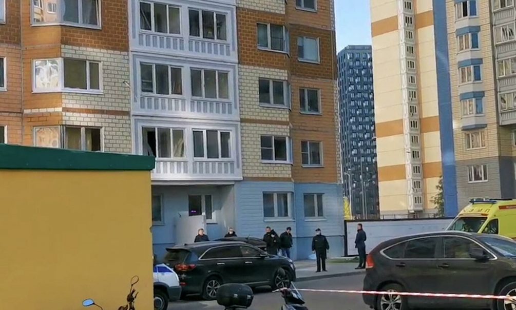 Мучалась от одиночества: в Москве мать с двумя детьми выпала из окна 17-го этажа 