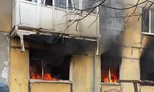 Видео: в Балтийске после взрыва в жилом доме люди прыгают из окон