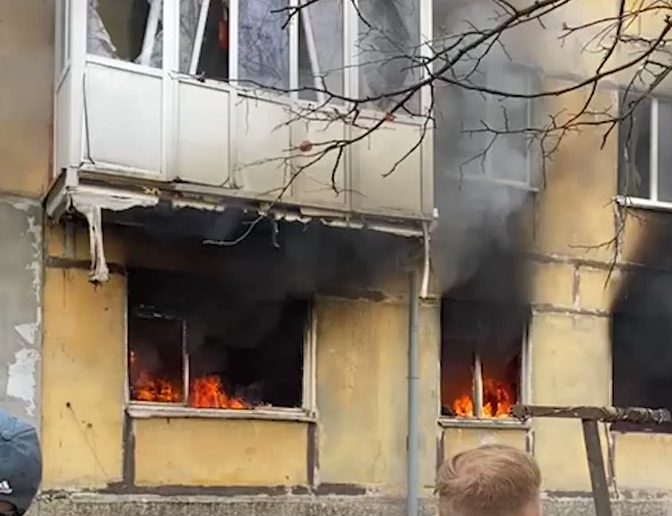 Видео: в Балтийске после взрыва в жилом доме люди прыгают из окон Видео: в Балтийске после взрыва в жилом доме люди прыгают из окон