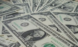 Перевести в доллары, оставить в рублях: эксперт дал рекомендации о сохранении сбережений