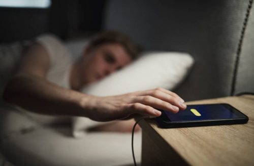 Невролог рассказала, почему нельзя спать рядом со смартфоном