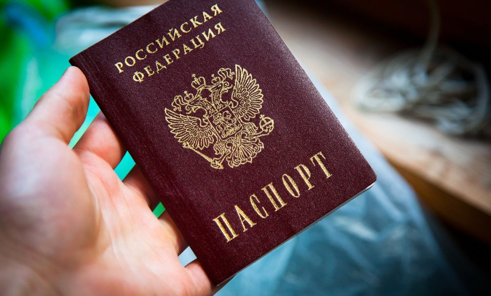 Россияне окажутся под колпаком: в регионах начинают вводить электронные паспорта 