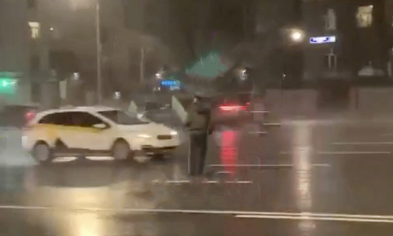 Видео: мужчину со «щитом и мечом» сбил «Мерседес» на Кутузовском проспекте в Москве 