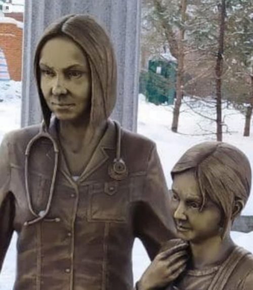 "Пусть пациенты боятся": пугающий обывателей жуткий памятник медработнику с ребенком появился в Хабаровске