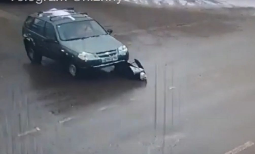 Видео: в Нижегородской области автоледи наехала на пенсионерку и протащила ее по асфальту 