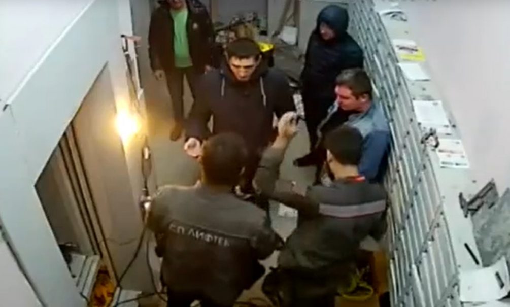 Видео: жильцы дома в Балашихе обстреляли рабочих из-за шума во время установки лифтов 
