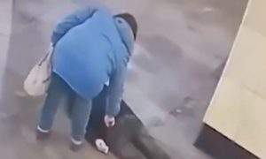 Женщина украла смартфон у умершего пассажира в московском метро и попала на видео