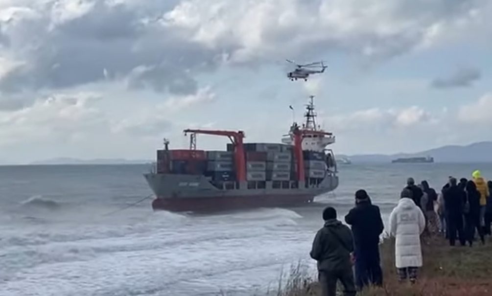 Панамский контейнеровоз с китайцами на борту сел на мель у берегов Находки 