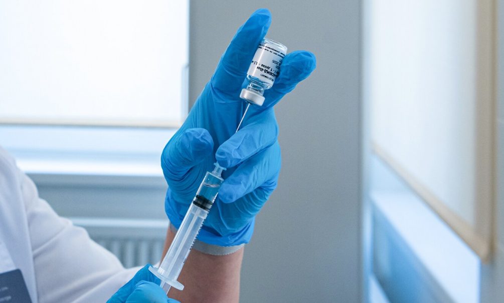 Хотел победить пандемию: житель Германии прививал людей самодельной вакциной от COVID-19 