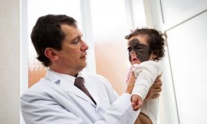 Гигантская родинка: онколог о том, как снимал «маску Бэтмена» с лица маленькой американки