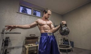 Спортсмен из Ростова протащил автомобиль на тросе при помощи зажатого шеей мачете