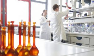 Спасаются от могилизации: на Украине женщины-фармацевты массово уезжают из страны