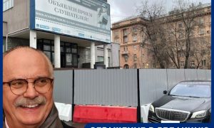 «Разберемся, че за хрень»: в центре театра и кино объяснили, почему академия Никиты Михалкова в Москве огородилась забором