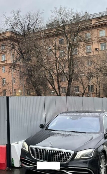 «Разберемся, че за хрень»: в центре театра и кино объяснили, почему академия Никиты Михалкова в Москве огородилась забором